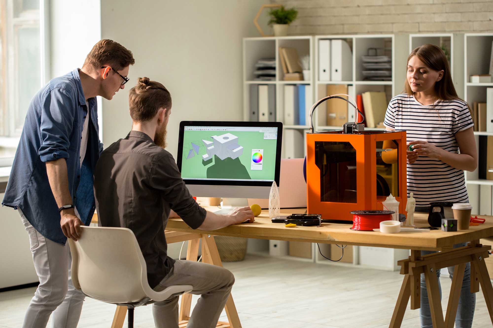 concepteurs-creant-modele-numerique-3d-pour-impression